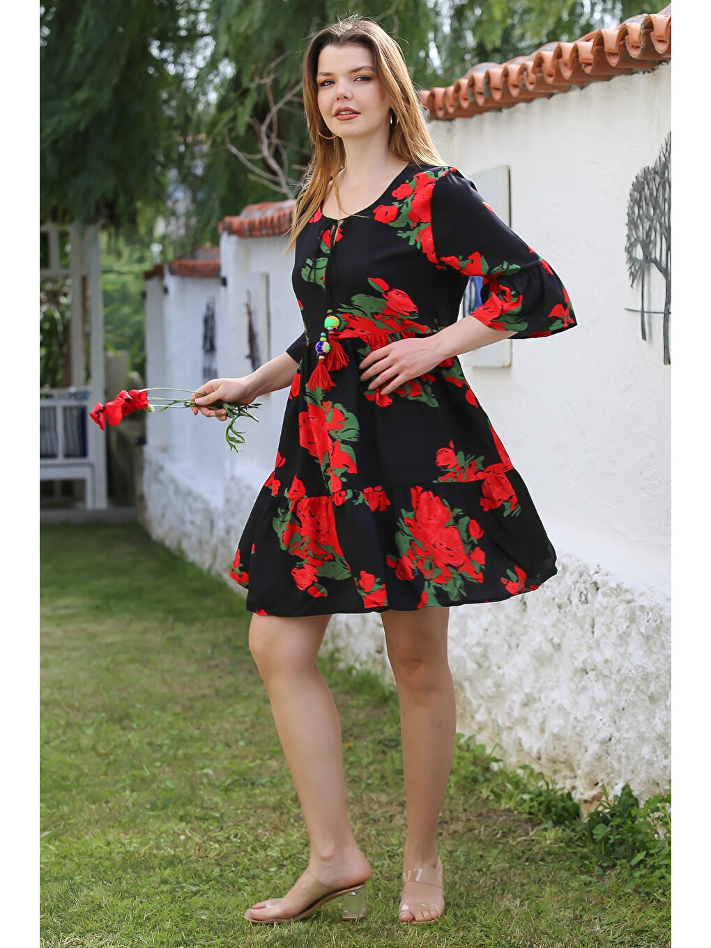 Siyah-Kırmızı Havuz Yaka Fırfırlı Kol Bağlamalı Eteği Fırfırlı Püsküllü Viskon Dokuma Elbise 95 52-3