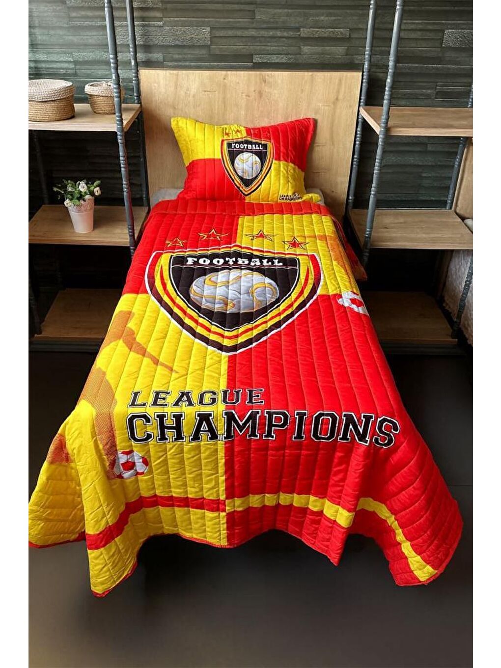 Karışık Football Tek Kişilik Kapitoneli Yatak Örtüsü Sarı Kırmızı 180x240 cm
