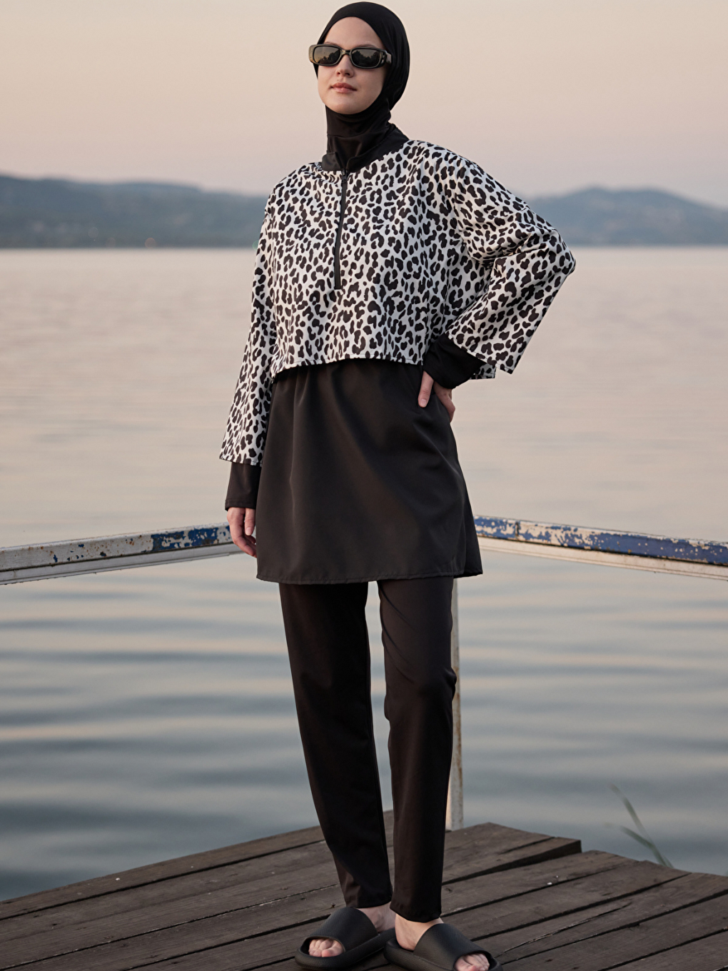 Kadın Tesettür Siyah Beyaz Leopar Baskılı Tam Kapalı 3 Parça Mayo Takımı
