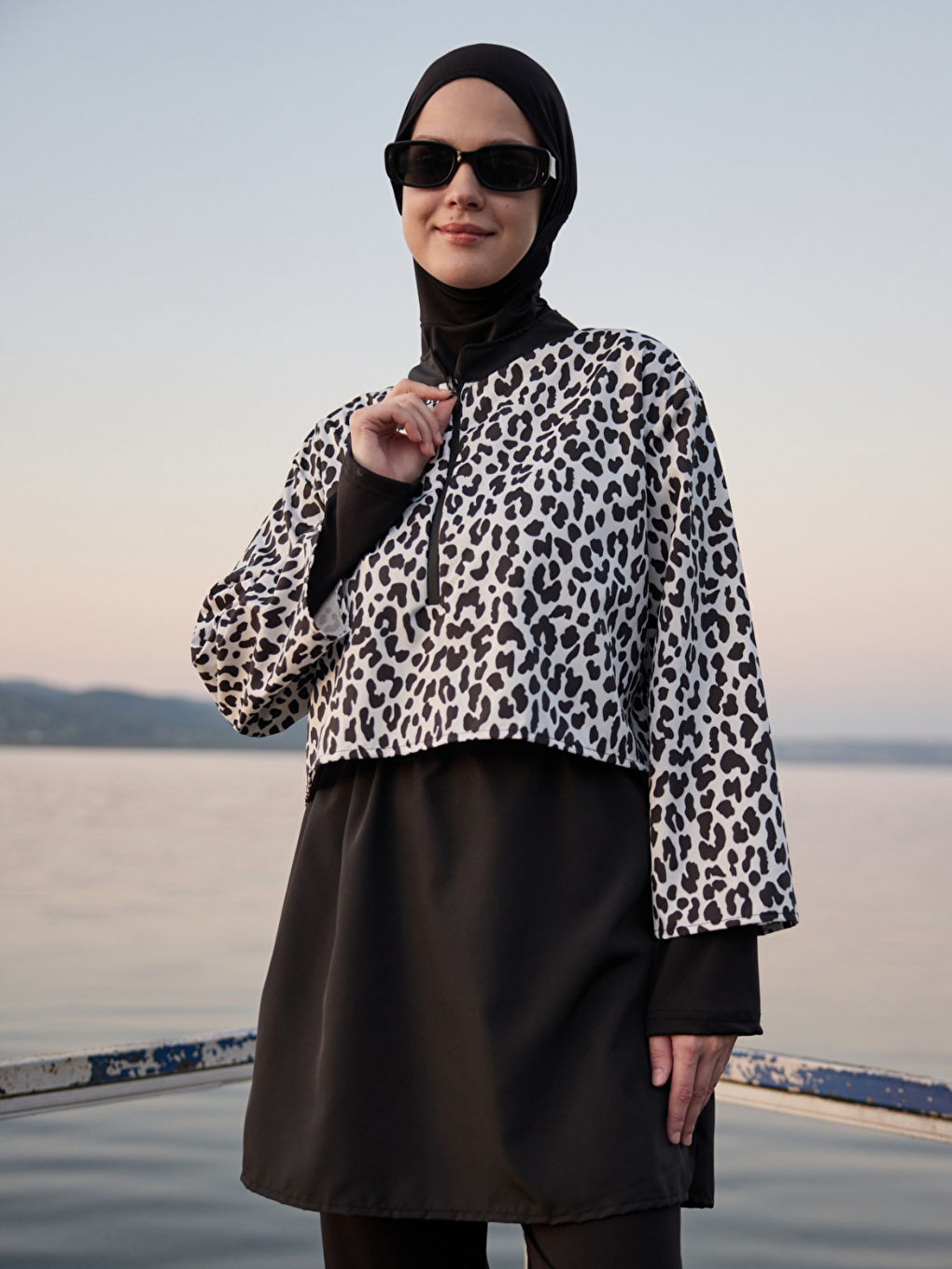 Kadın Tesettür Siyah Beyaz Leopar Baskılı Tam Kapalı 3 Parça Mayo Takımı-1