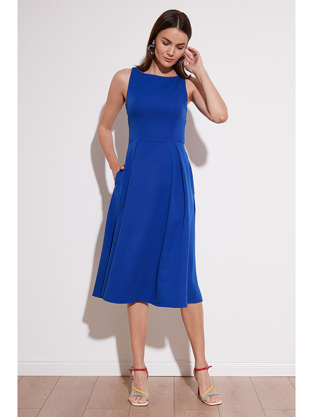 Mavi Regular Fit Bisiklet Yaka Cepli Pileli Midi Boy Kadın Elbise 6111963-1