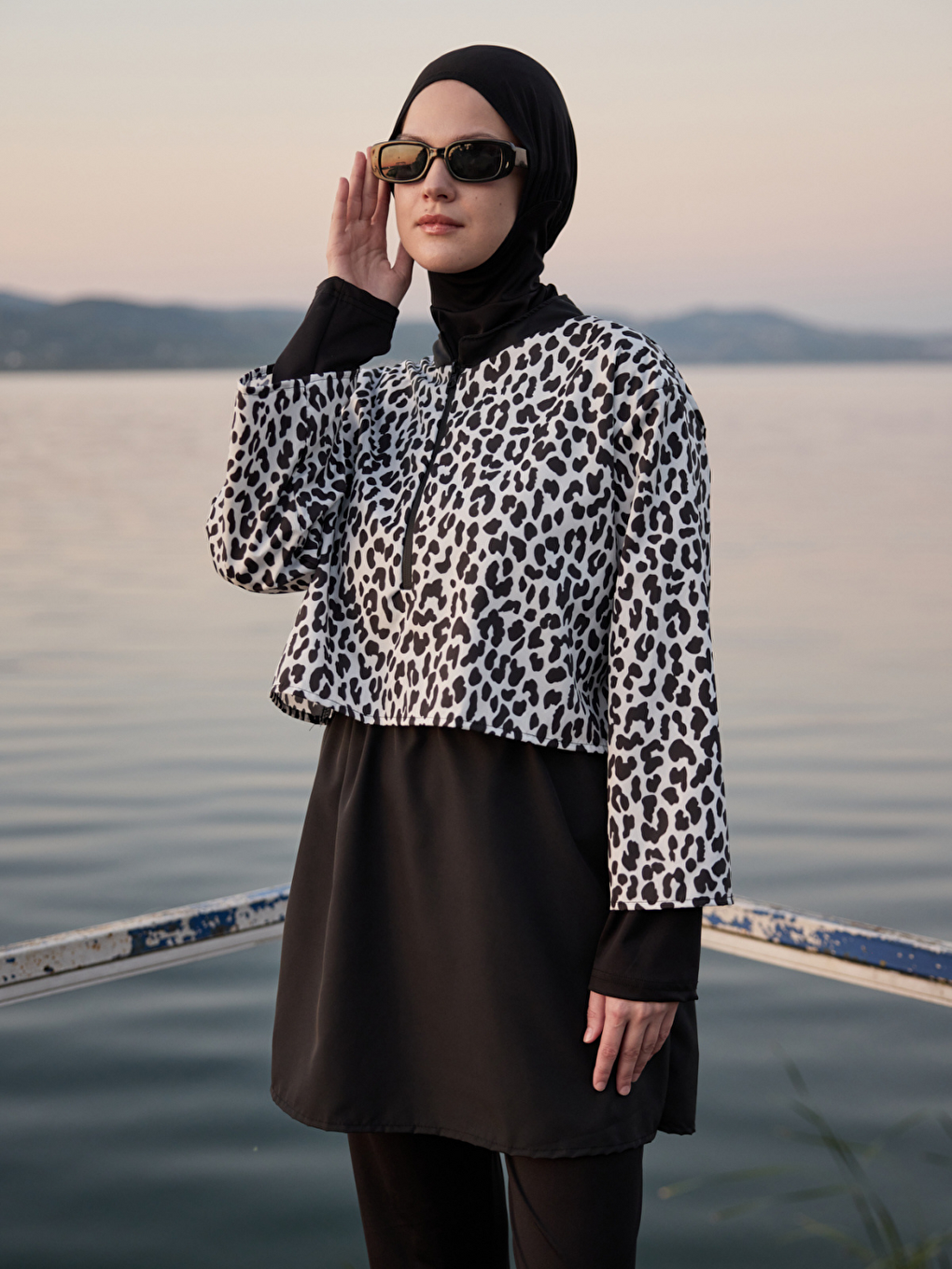 Kadın Tesettür Siyah Beyaz Leopar Baskılı Tam Kapalı 3 Parça Mayo Takımı-2
