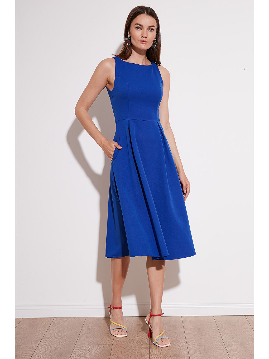 Mavi Regular Fit Bisiklet Yaka Cepli Pileli Midi Boy Kadın Elbise 6111963-2