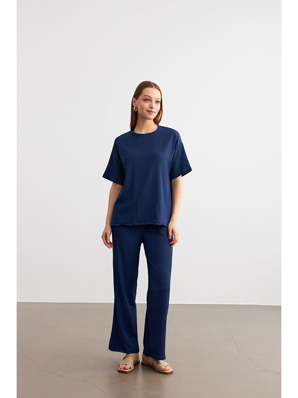 Kadın Lacivert Bisiklet Yaka Kısa Kollu T Shirt Pantolonlu Krinkıl Takım