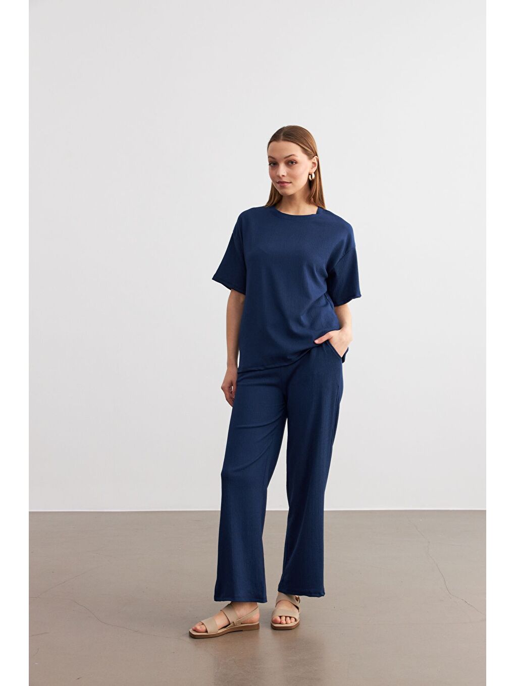 Kadın Lacivert Bisiklet Yaka Kısa Kollu T Shirt Pantolonlu Krinkıl Takım-1