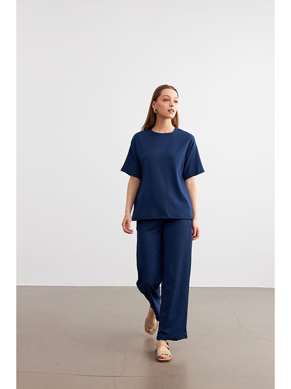 Kadın Lacivert Bisiklet Yaka Kısa Kollu T Shirt Pantolonlu Krinkıl Takım-4