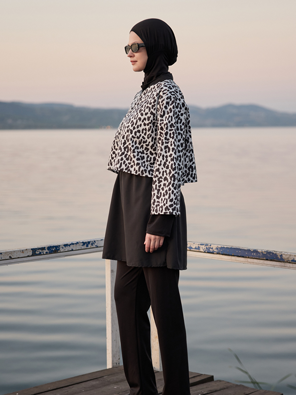 Kadın Tesettür Siyah Beyaz Leopar Baskılı Tam Kapalı 3 Parça Mayo Takımı-3