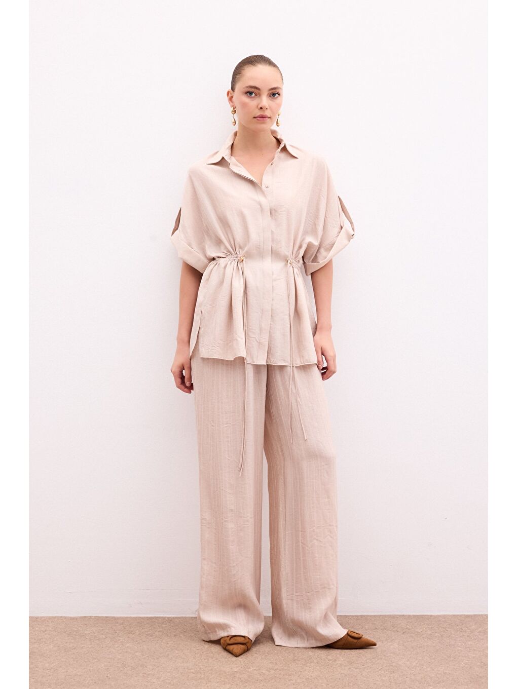 Bel Büzgü Detaylı Gömlek - Bej-1