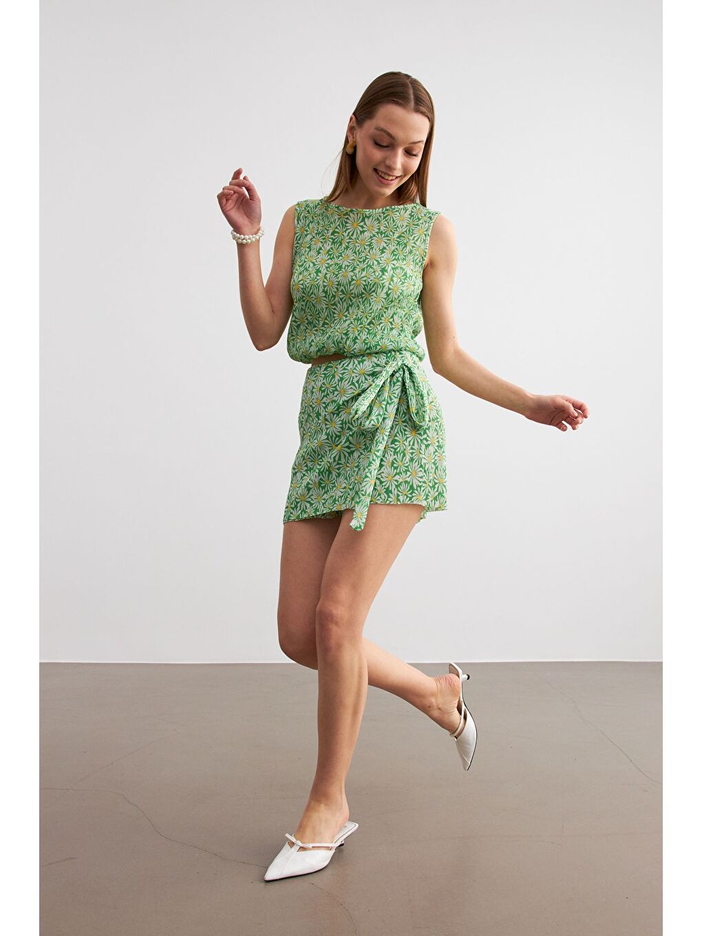 Kadın Yeşil Flower Desen Pliseli Kolsuz Bluz Bel Bağlamalı Mini Etekli Takım