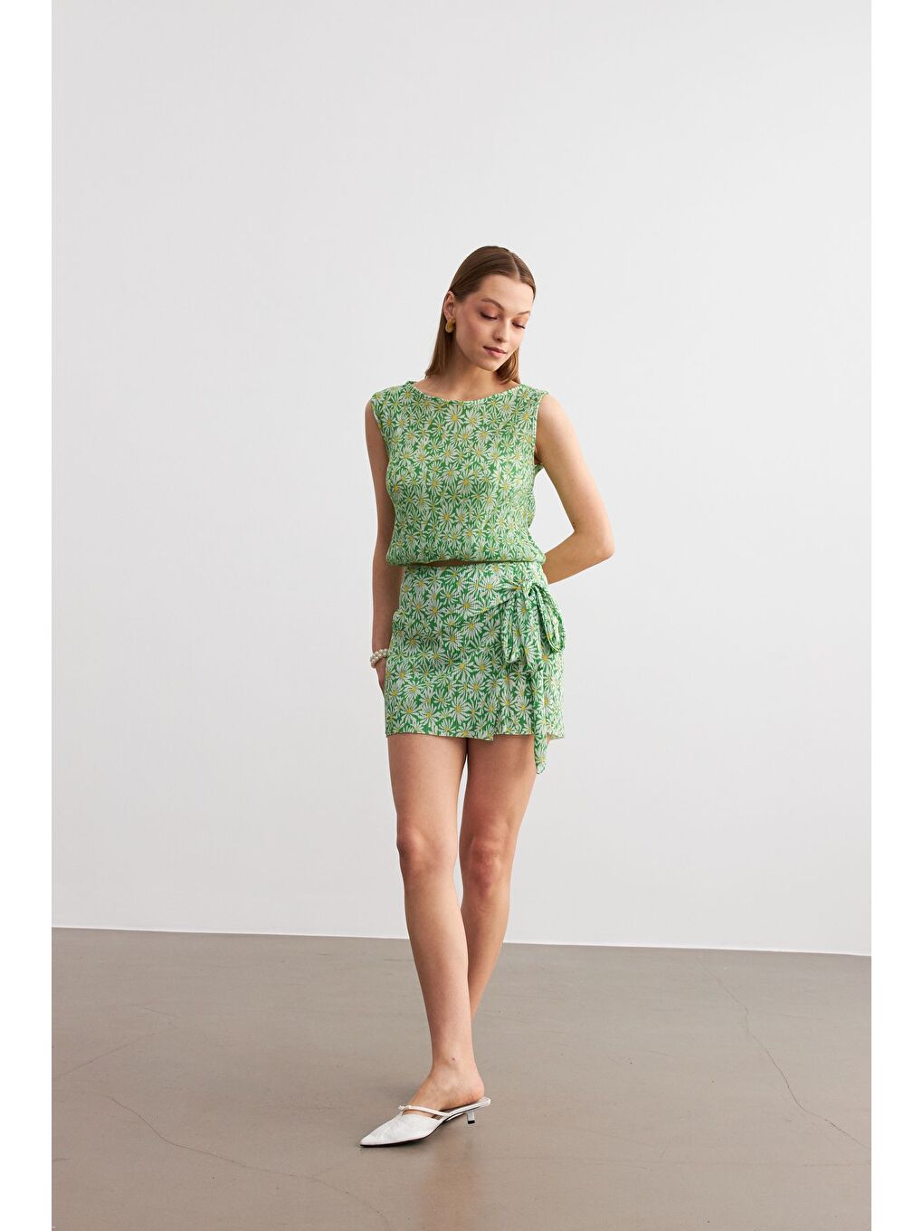 Kadın Yeşil Flower Desen Pliseli Kolsuz Bluz Bel Bağlamalı Mini Etekli Takım-2