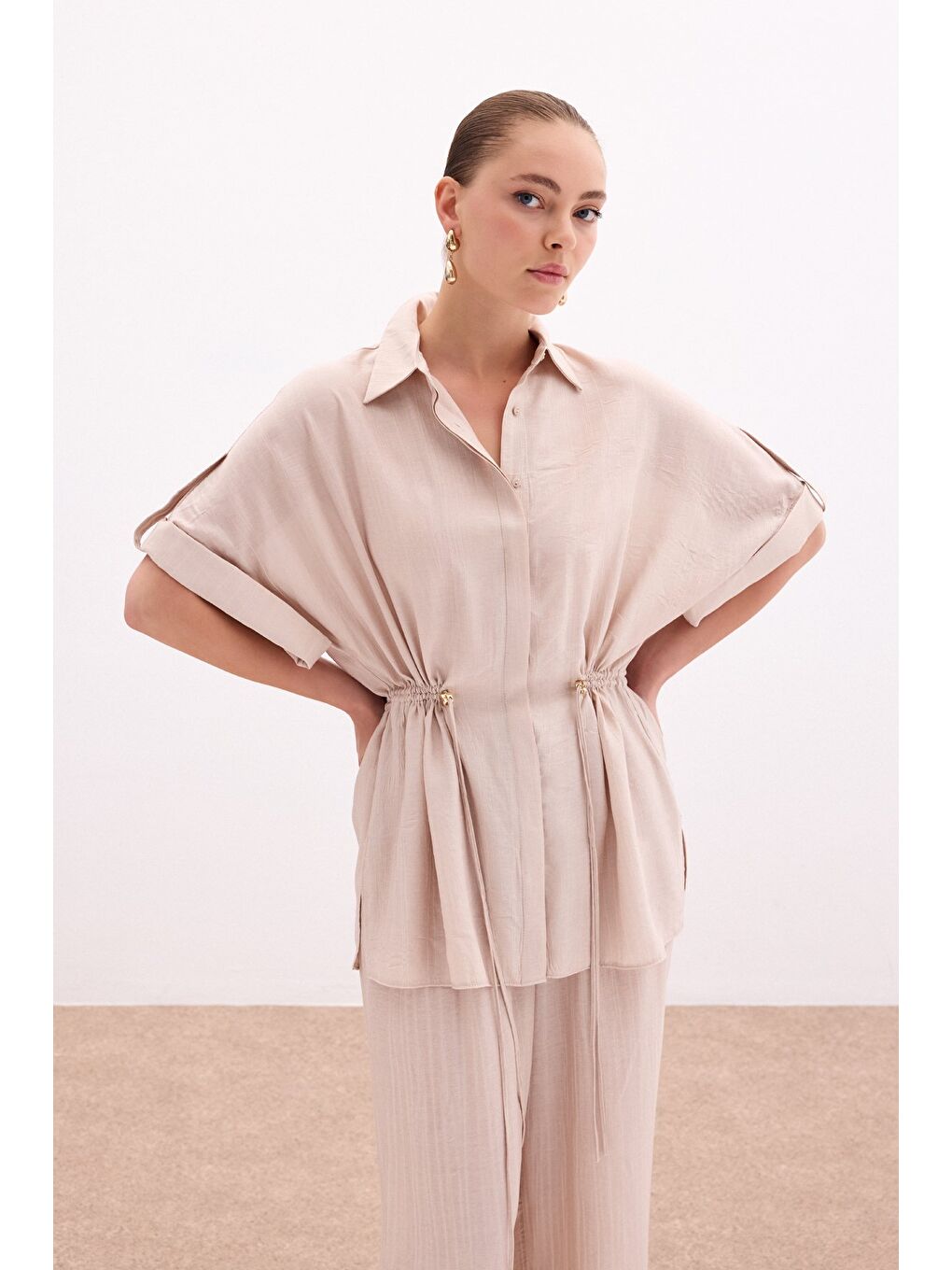 Bel Büzgü Detaylı Gömlek - Bej-5