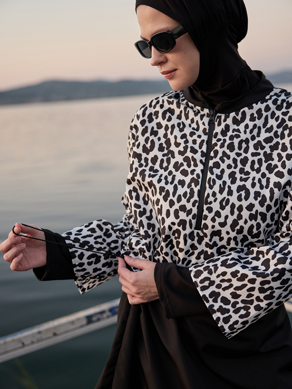 Kadın Tesettür Siyah Beyaz Leopar Baskılı Tam Kapalı 3 Parça Mayo Takımı-4