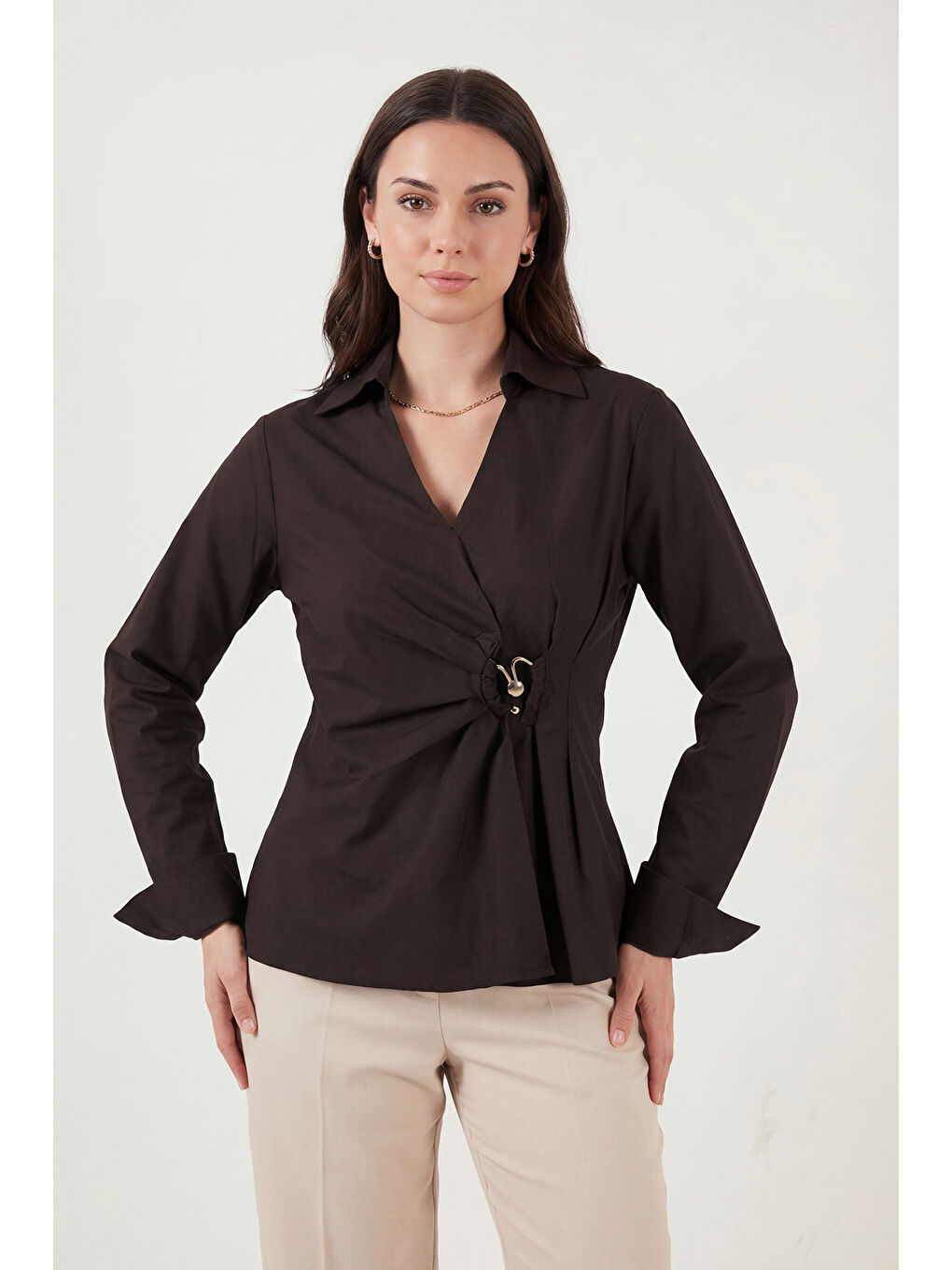 Kahverengi % 100 Pamuk Slim Fit Toka Detaylı Uzun Kollu Kadın Gömlek 6778317-1