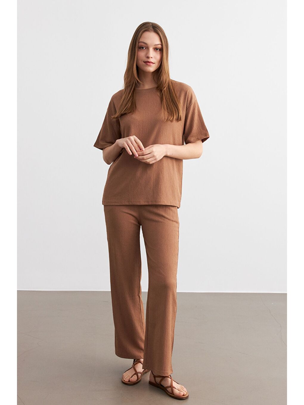 Kahverengi Kadın Camel Bisiklet Yaka Kısa Kollu T Shirt Pantolonlu Krinkıl Takım-1