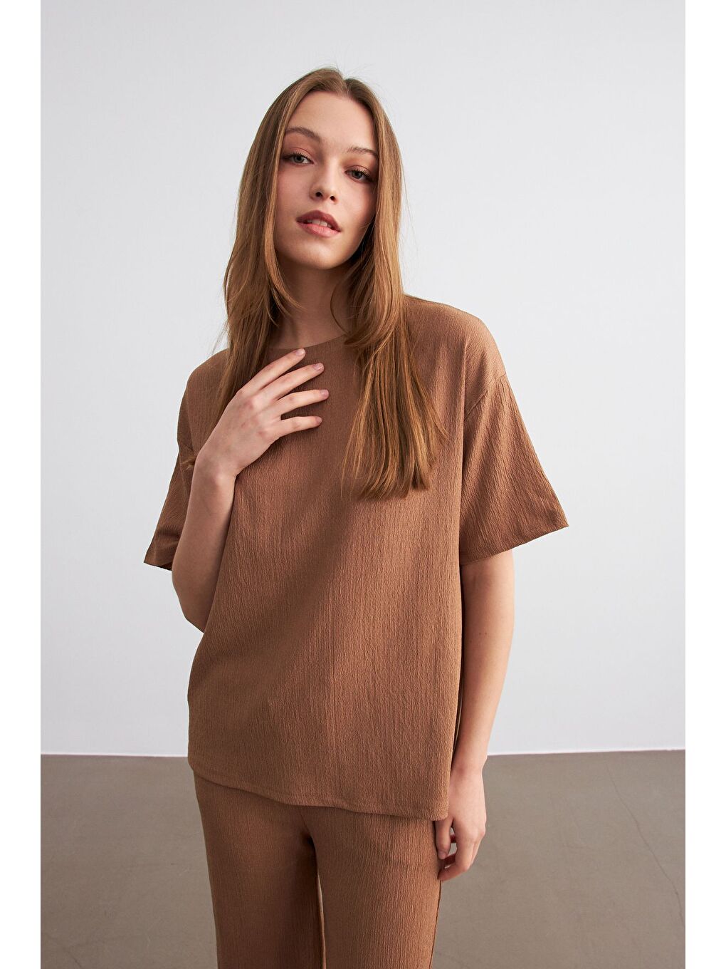 Kahverengi Kadın Camel Bisiklet Yaka Kısa Kollu T Shirt Pantolonlu Krinkıl Takım-2