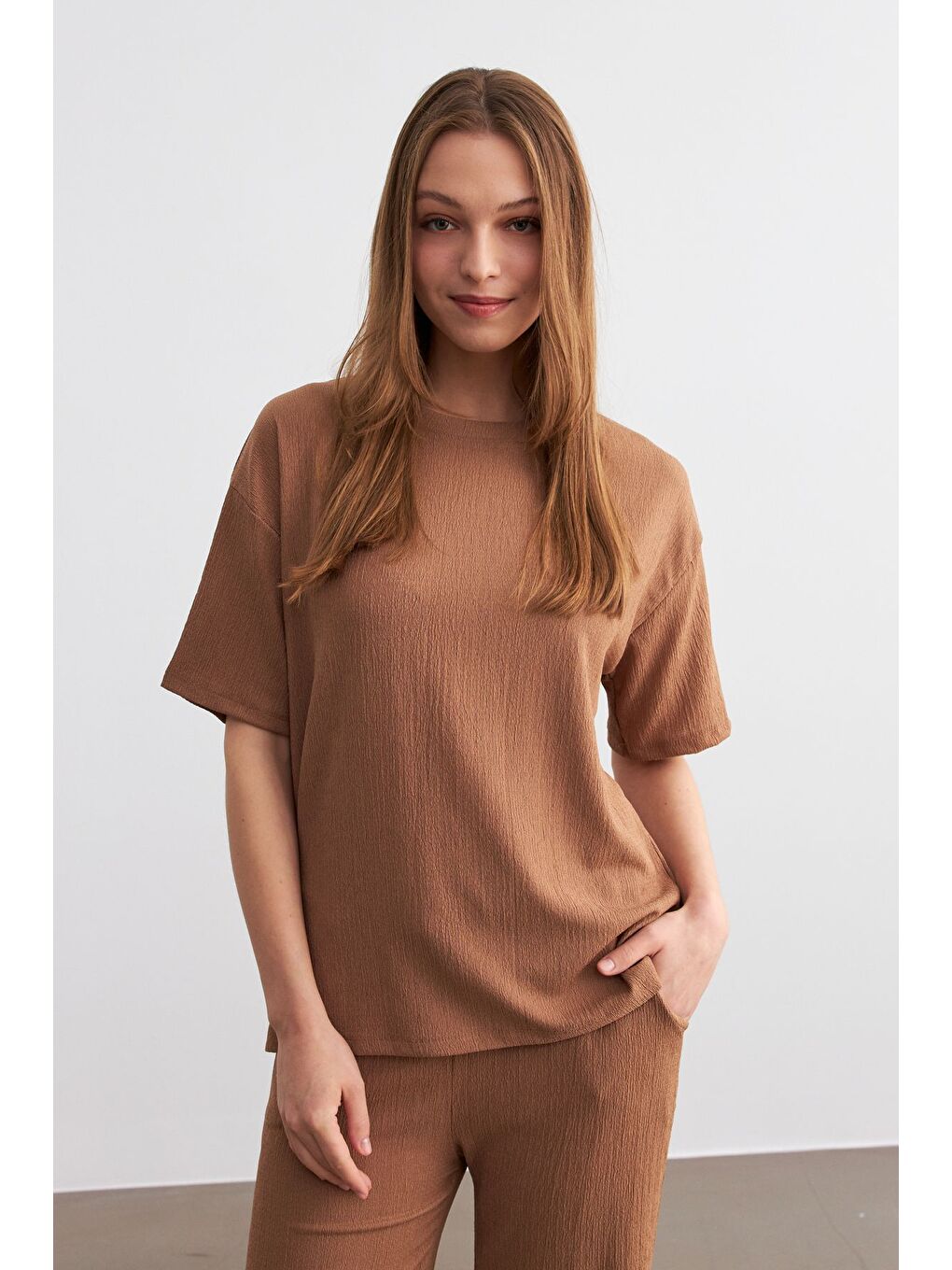 Kahverengi Kadın Camel Bisiklet Yaka Kısa Kollu T Shirt Pantolonlu Krinkıl Takım-4