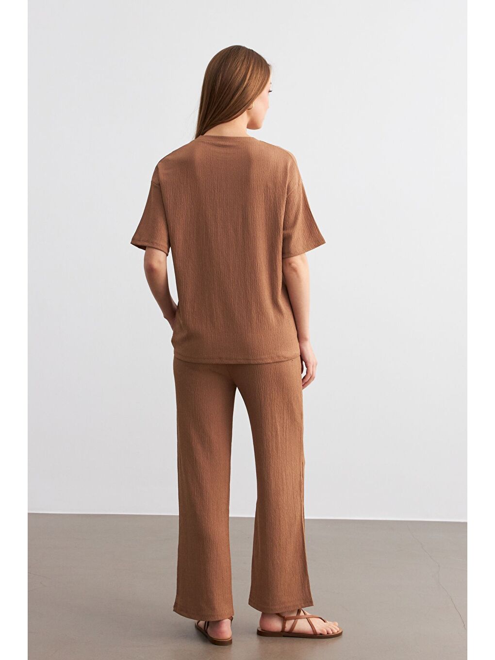 Kahverengi Kadın Camel Bisiklet Yaka Kısa Kollu T Shirt Pantolonlu Krinkıl Takım-5