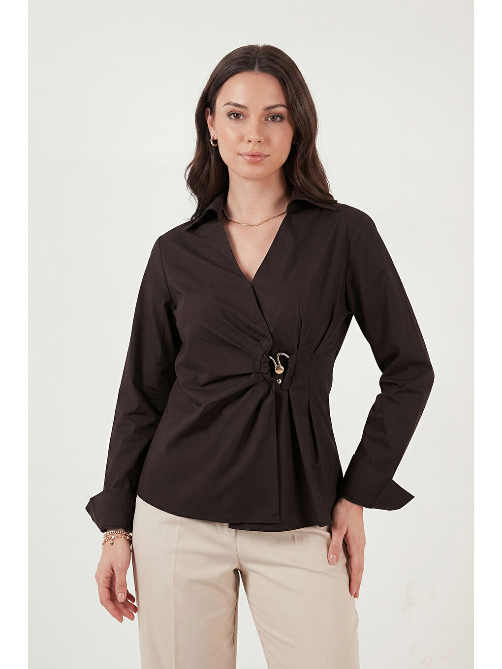Kahverengi % 100 Pamuk Slim Fit Toka Detaylı Uzun Kollu Kadın Gömlek 6778317-2