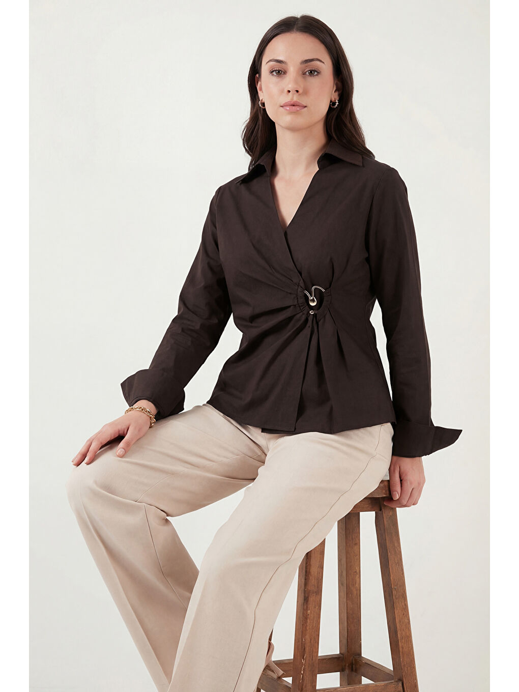 Kahverengi % 100 Pamuk Slim Fit Toka Detaylı Uzun Kollu Kadın Gömlek 6778317-3