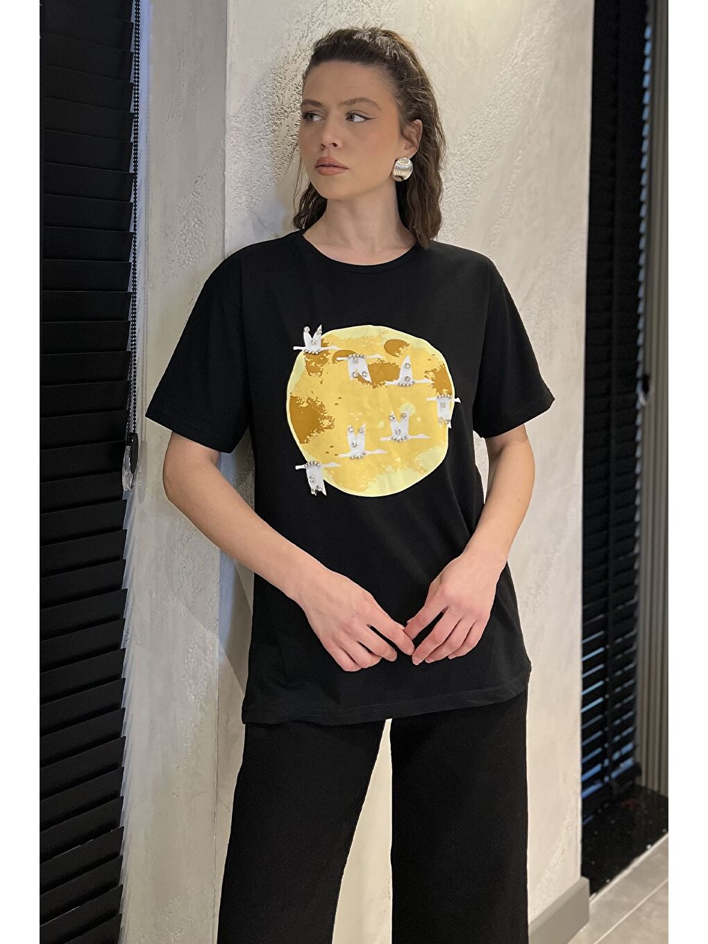 Siyah Bisiklet Yaka Taş İşlemeli Baskılı Kadın Tişört-1