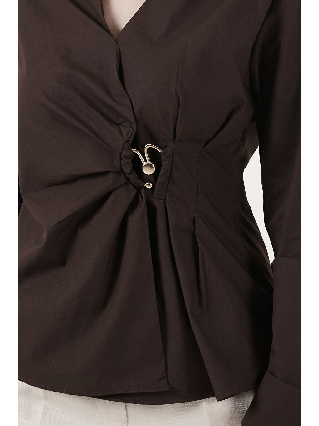 Kahverengi % 100 Pamuk Slim Fit Toka Detaylı Uzun Kollu Kadın Gömlek 6778317-4