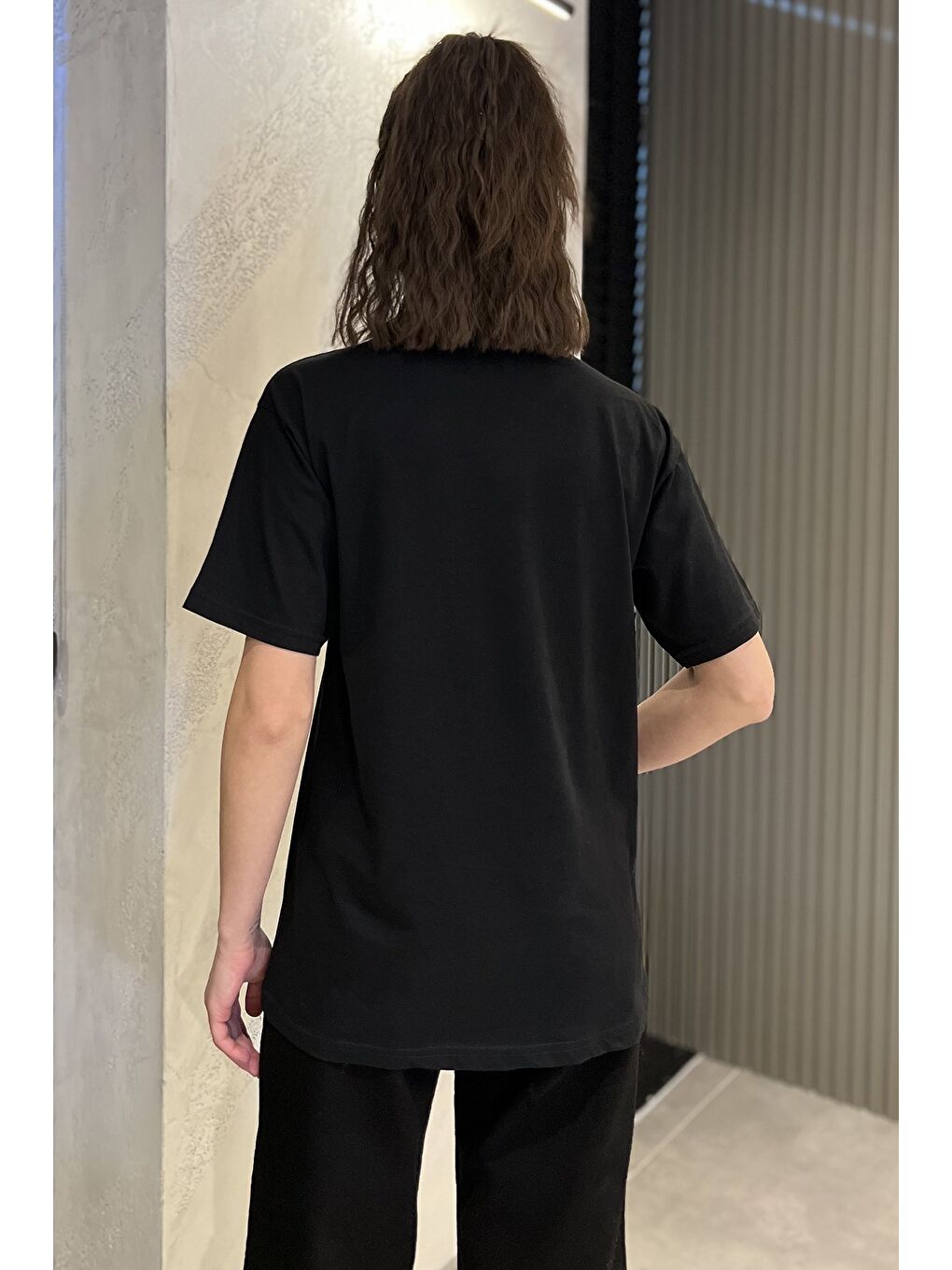 Siyah Bisiklet Yaka Taş İşlemeli Baskılı Kadın Tişört-2