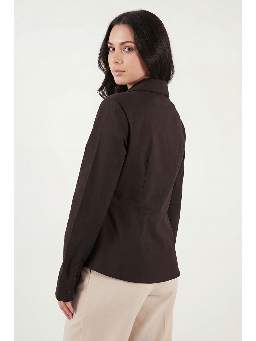 Kahverengi % 100 Pamuk Slim Fit Toka Detaylı Uzun Kollu Kadın Gömlek 6778317-5