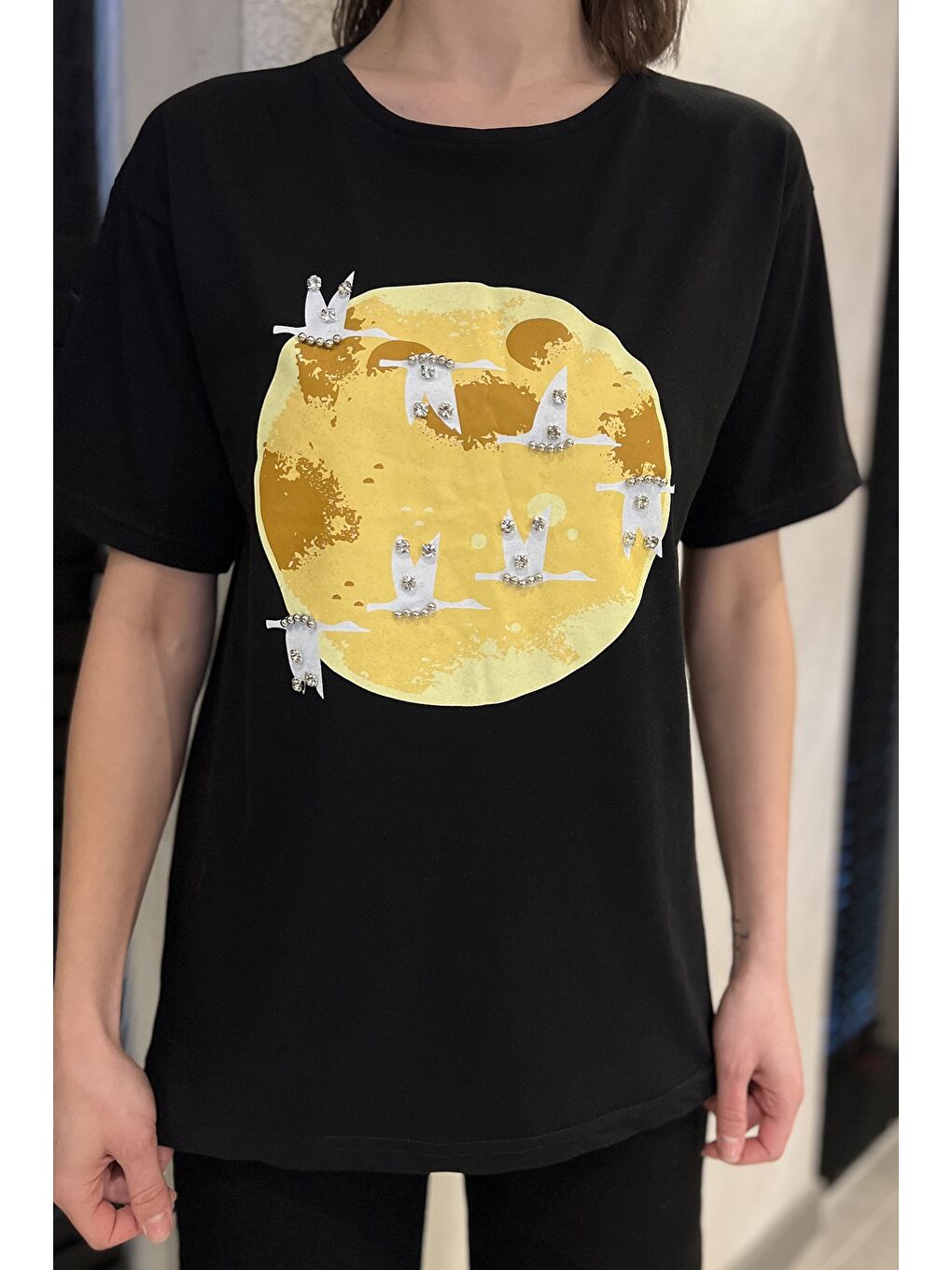 Siyah Bisiklet Yaka Taş İşlemeli Baskılı Kadın Tişört-3