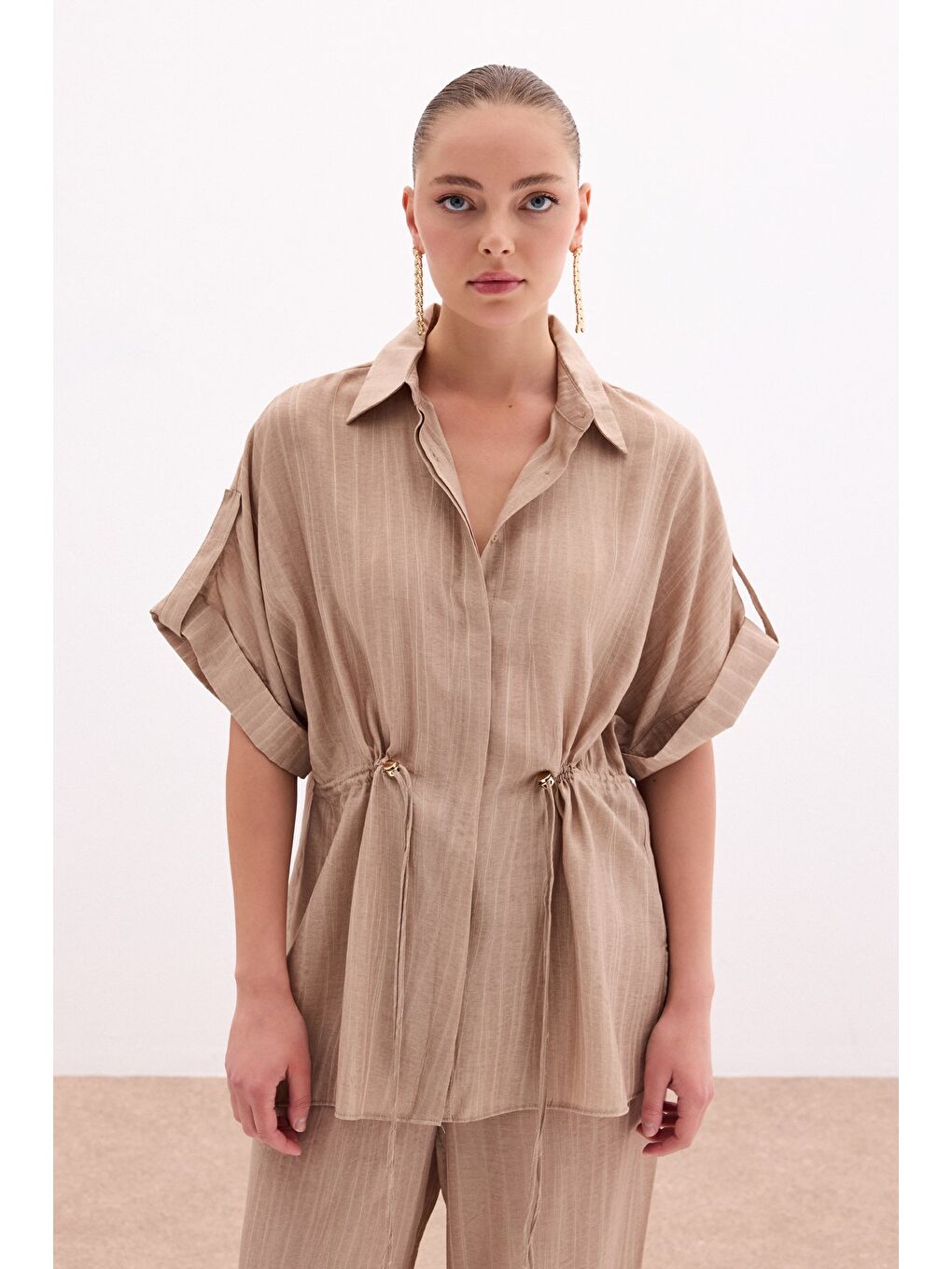 Kahverengi Bel Büzgü Detaylı Gömlek - Camel-1