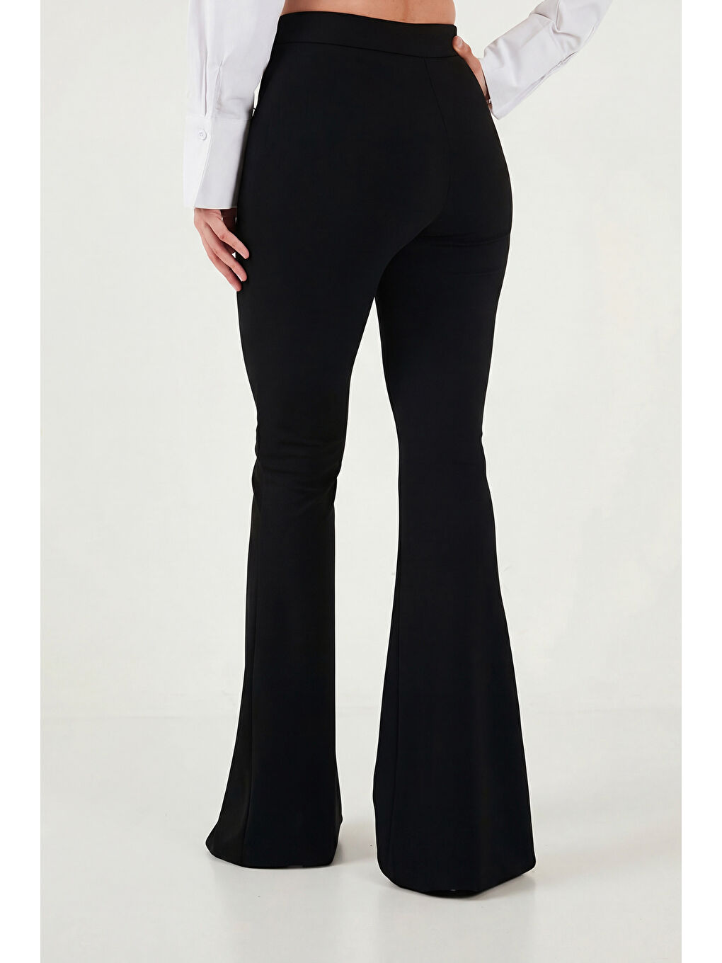 Siyah Yüksek Bel İspanyol Paça Düğme Detaylı Pantolon 6522068-6