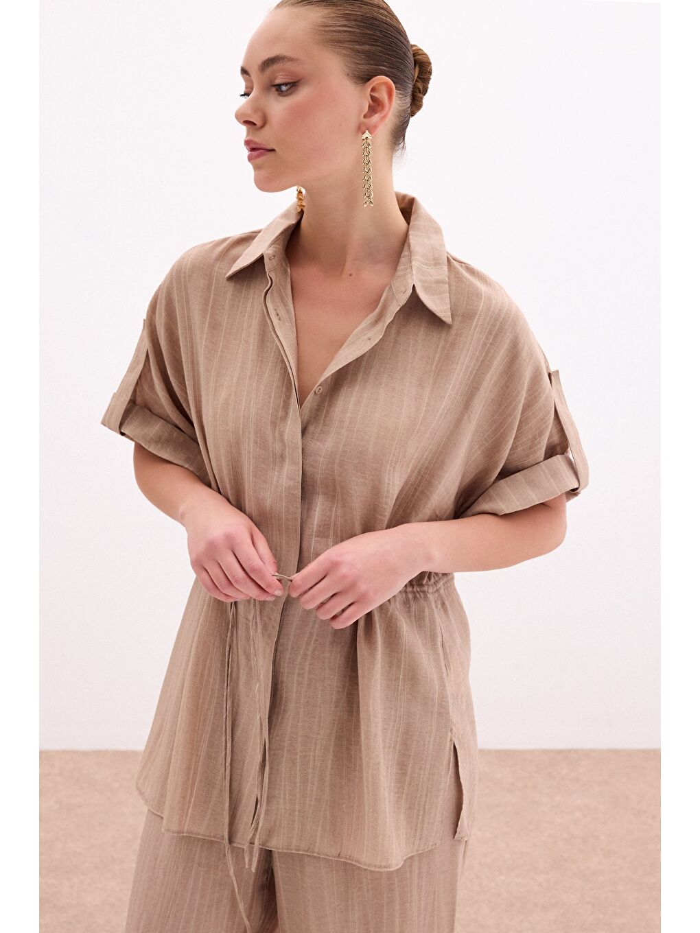 Kahverengi Bel Büzgü Detaylı Gömlek - Camel-4