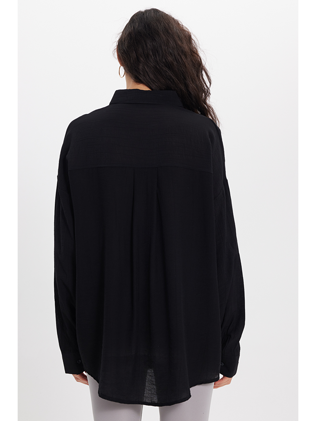 Kadın Oversize Rahat Kesim Uzun Kollu Düz Viskonlu Siyah Gömlek-5
