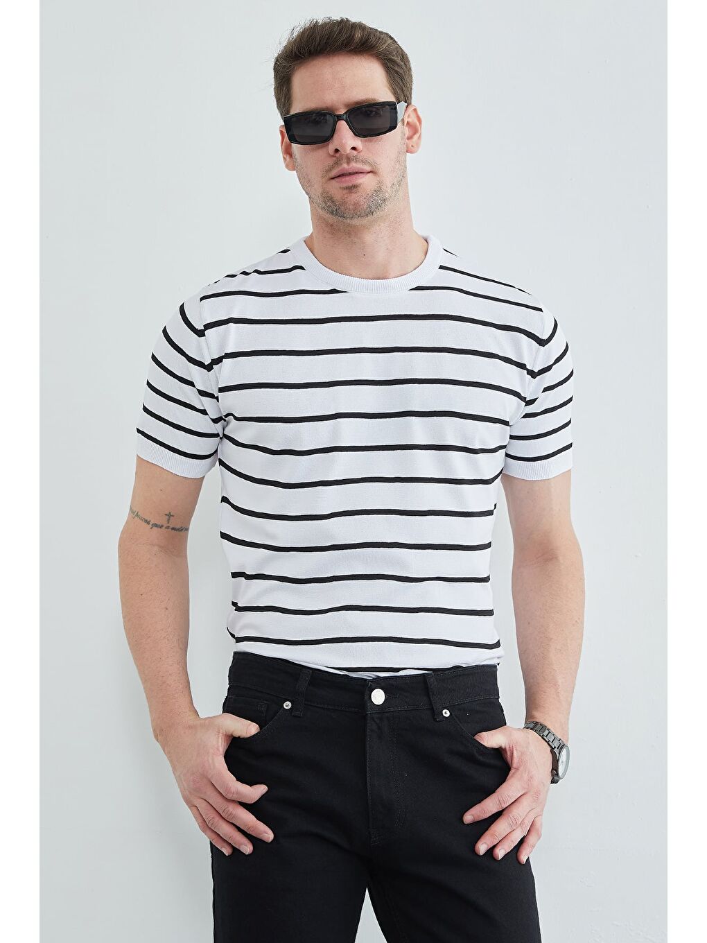 Beyaz Çizgili Bisiklet Yaka Triko Tişört