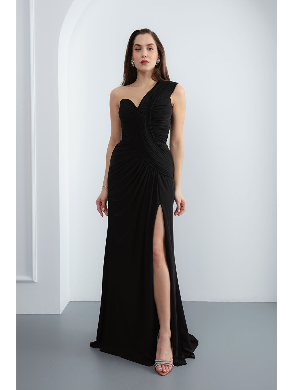 Kadın Siyah Tek Omuz Yırtmaçlı Uzun Abiye Elbise
