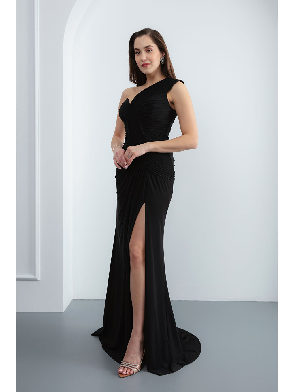 Kadın Siyah Tek Omuz Yırtmaçlı Uzun Abiye Elbise-1