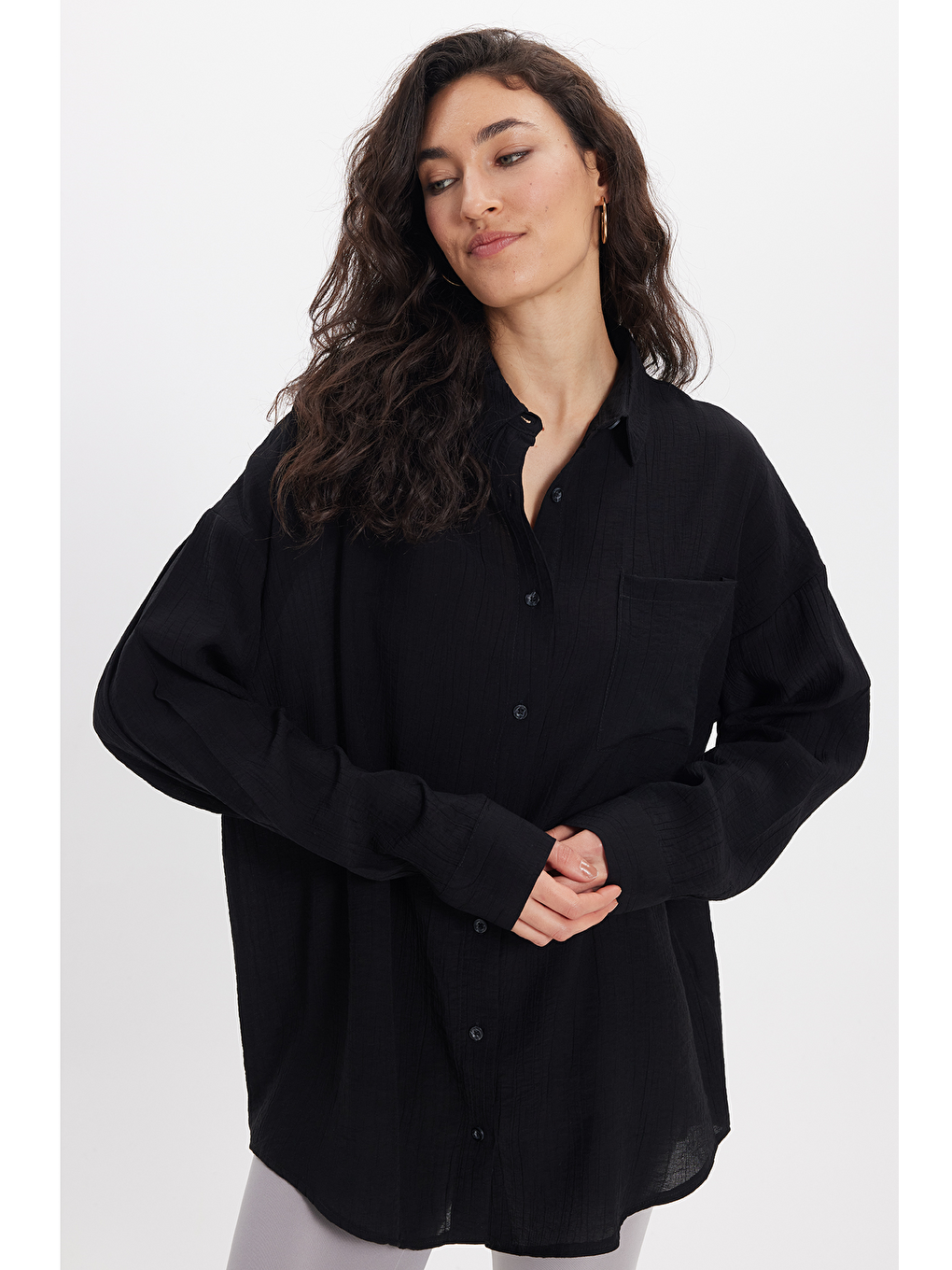 Kadın Oversize Rahat Kesim Uzun Kollu Düz Viskonlu Siyah Gömlek-6