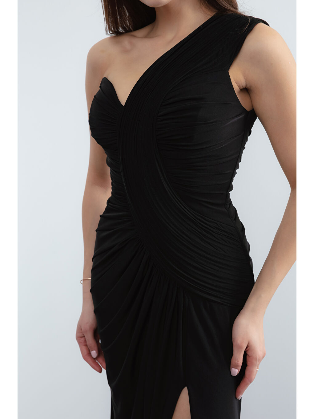 Kadın Siyah Tek Omuz Yırtmaçlı Uzun Abiye Elbise-2