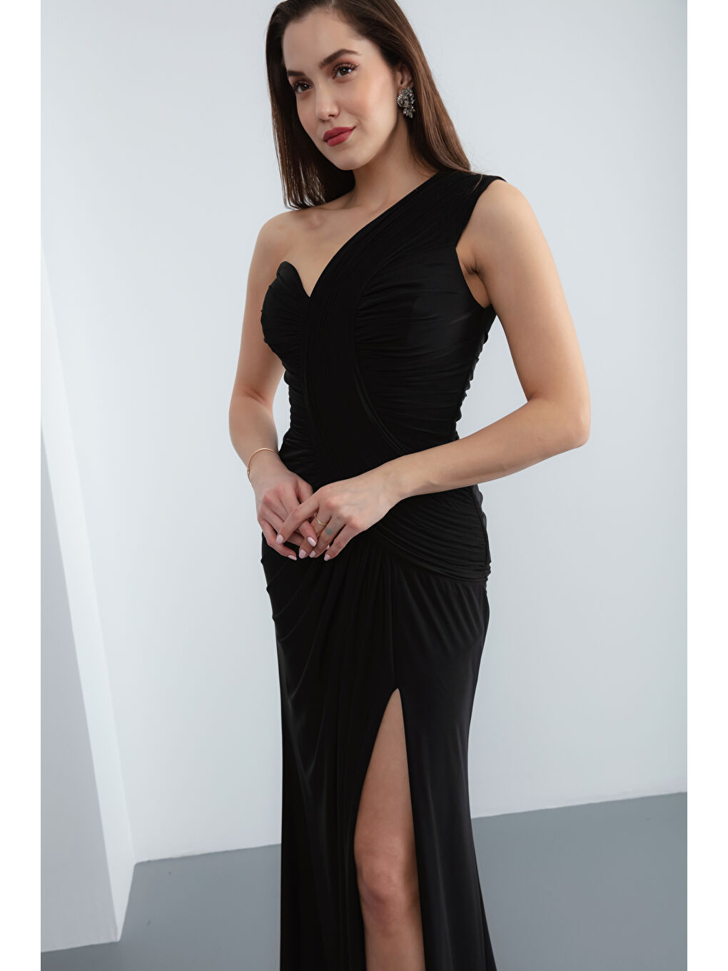 Kadın Siyah Tek Omuz Yırtmaçlı Uzun Abiye Elbise-3