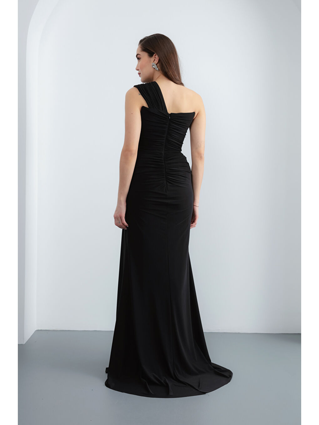 Kadın Siyah Tek Omuz Yırtmaçlı Uzun Abiye Elbise-4