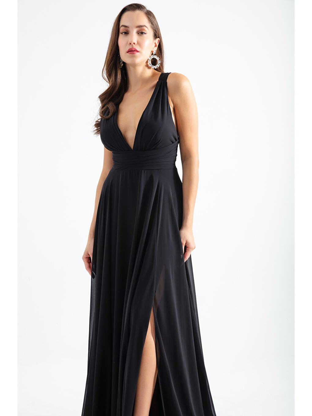 Kadın Siyah Sırtı Çapraz Askılı Yırtmaçlı Şifon Uzun Abiye Elbise-2