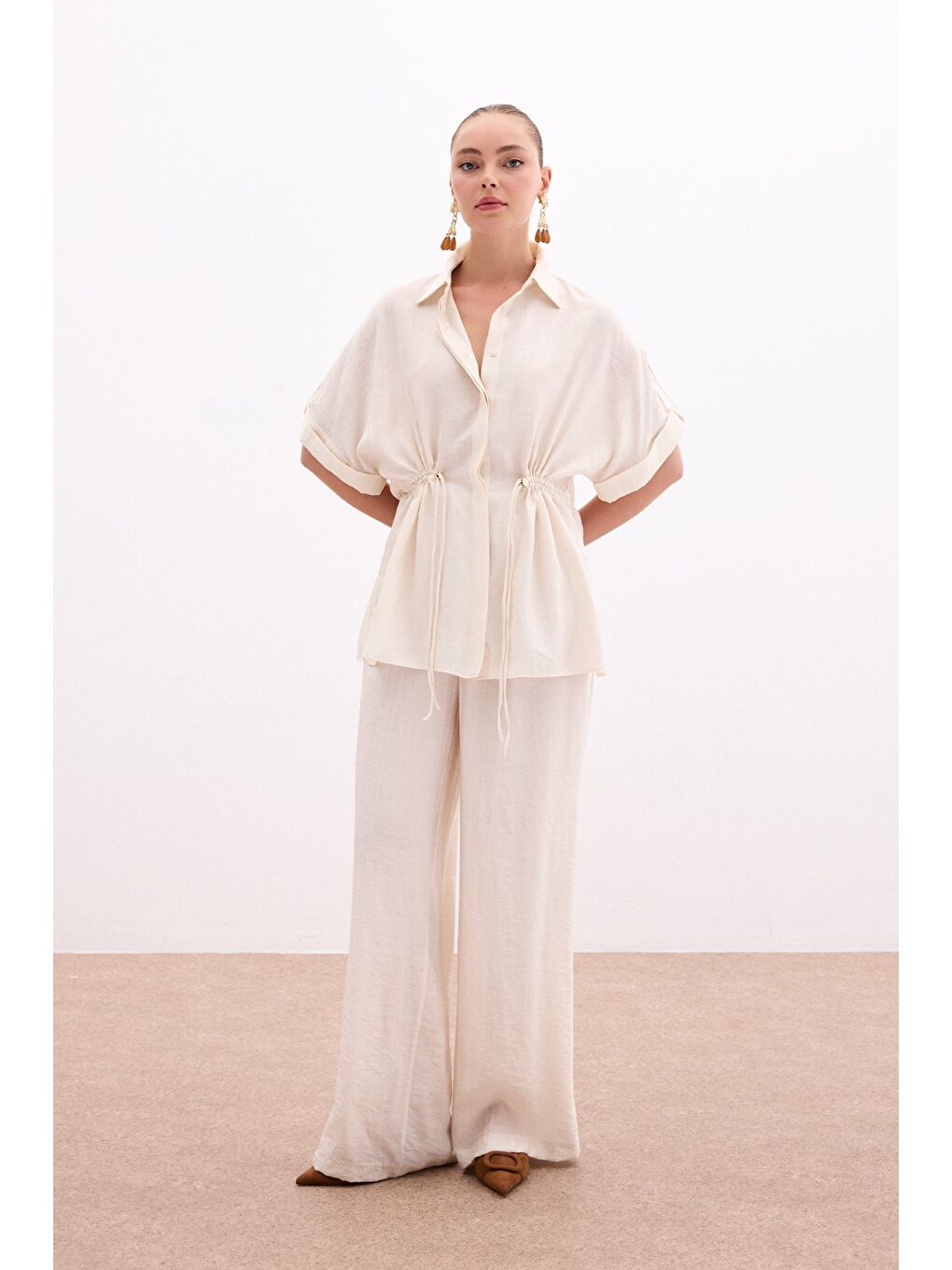 Bej Bel Büzgü Detaylı Gömlek - Taş-1