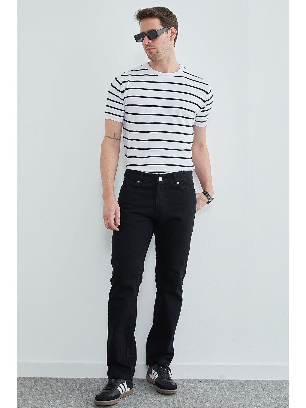 Beyaz Çizgili Bisiklet Yaka Triko Tişört-1