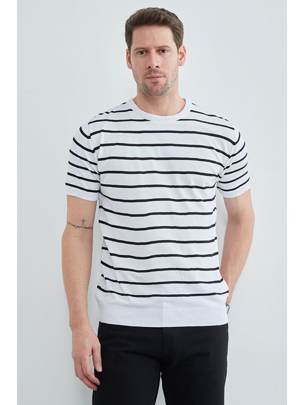 Beyaz Çizgili Bisiklet Yaka Triko Tişört-2