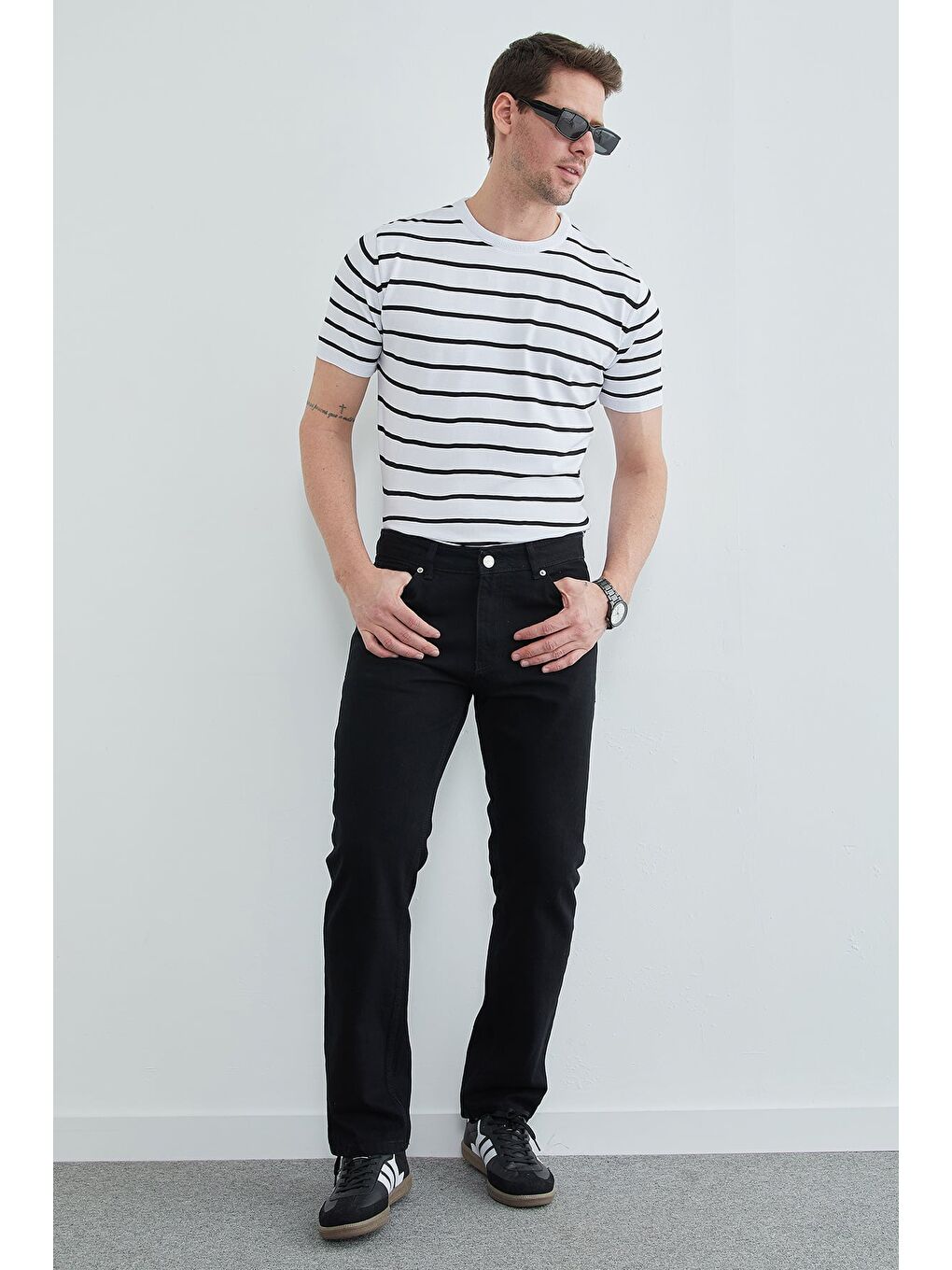 Beyaz Çizgili Bisiklet Yaka Triko Tişört-3