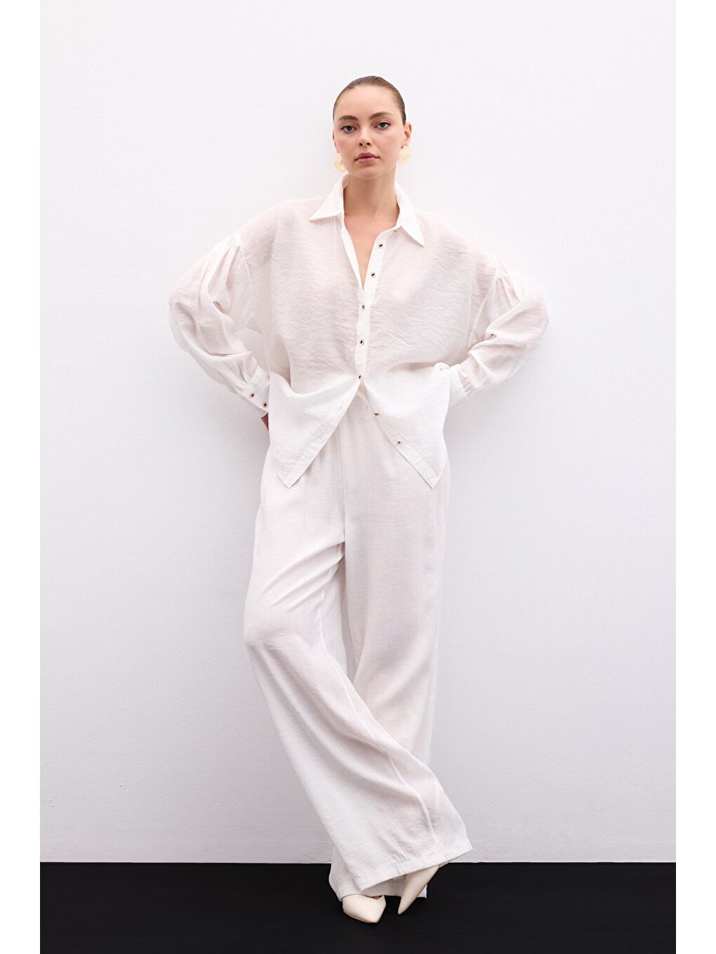 Düğme Aksesuarlı İnce Gömlek - Ekru-1