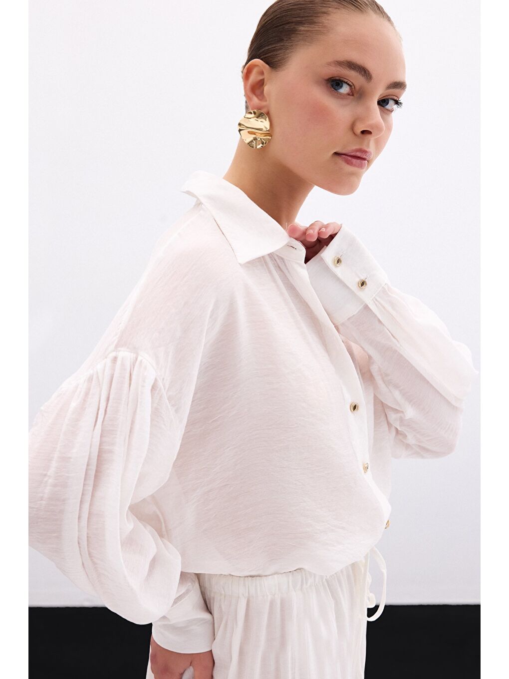 Düğme Aksesuarlı İnce Gömlek - Ekru-6