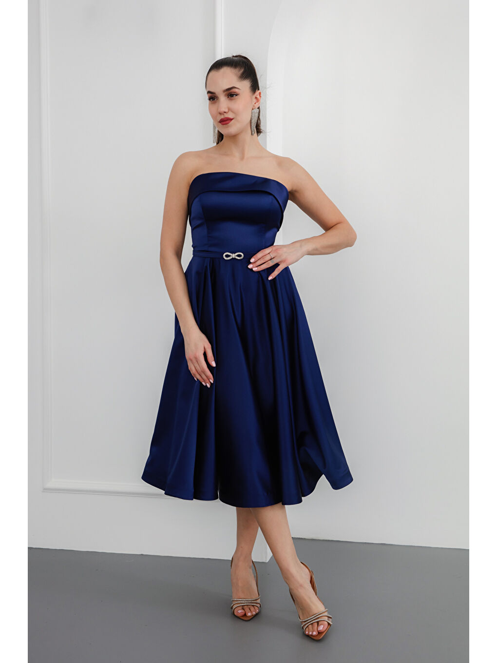 Kadın Lacivert Straplez Yaka Taşlı Kemerli Saten Abiye Elbise