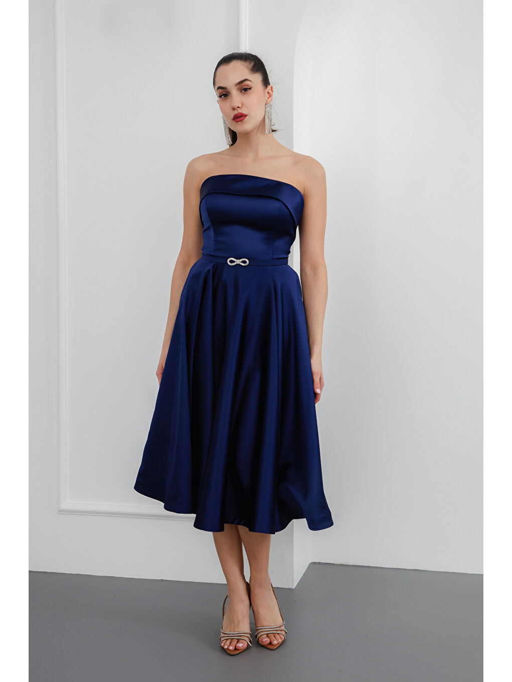 Kadın Lacivert Straplez Yaka Taşlı Kemerli Saten Abiye Elbise-1