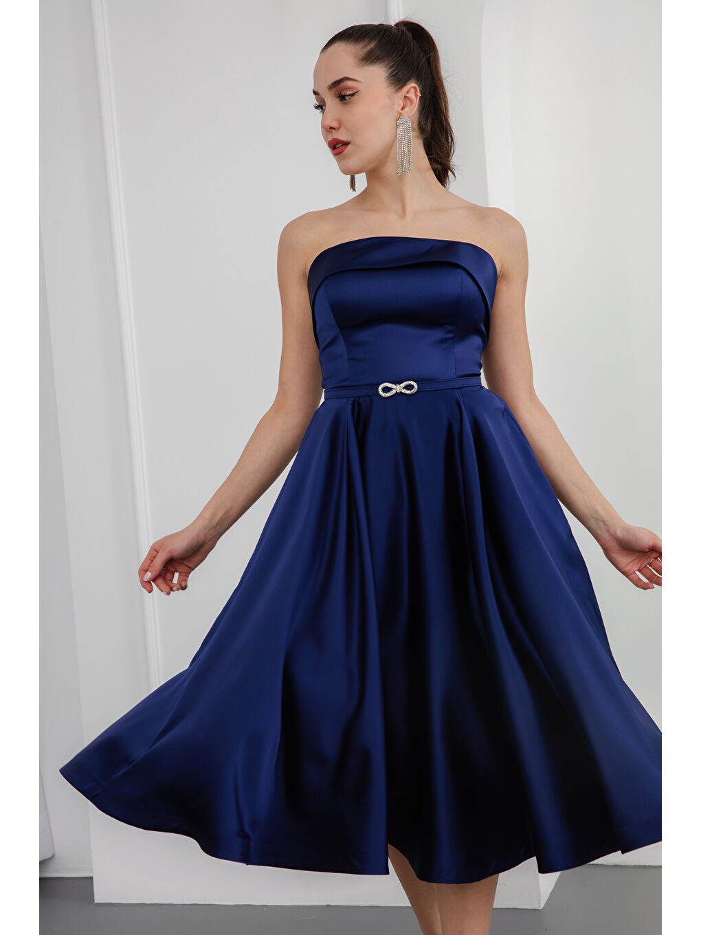 Kadın Lacivert Straplez Yaka Taşlı Kemerli Saten Abiye Elbise-2