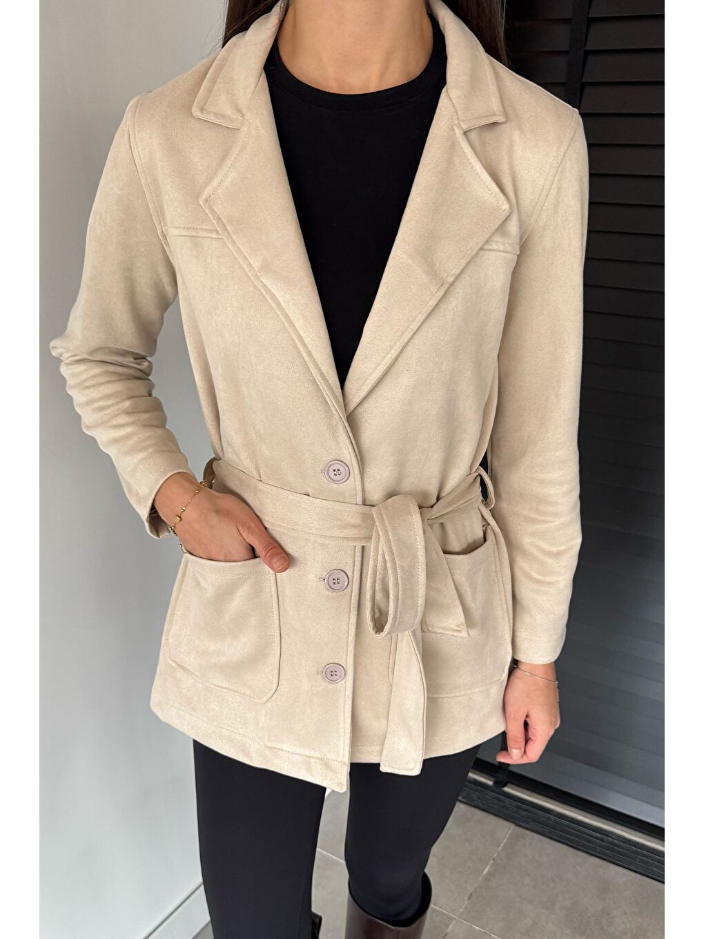Bej Kadın Kruvaze Yaka Ön Düğmeli Bel Kuşaklı Ceket-1